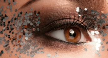 Como tirar o glitter da maquiagem?