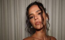 Bruna Marquezine usando maquiagem marrom.