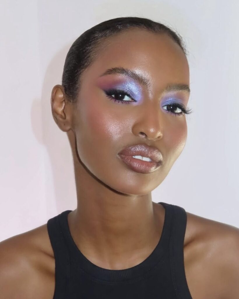 Mulher negra com maquiagem para formatura moderna.